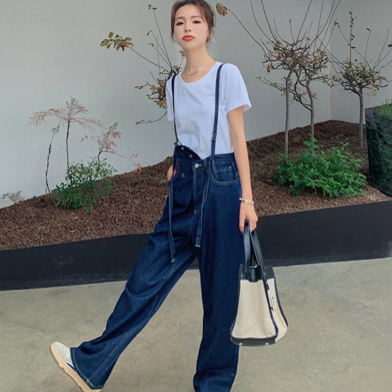 白Tシャツ×アシンメトリーデニムサロペット