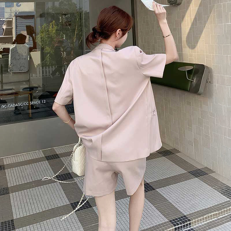 テーラード半袖ジャケット×ショートパンツ