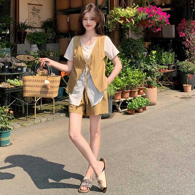 レイヤード風トップス×ショートパンツ