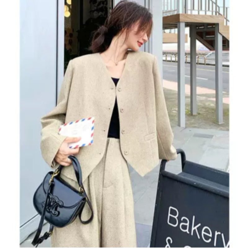 Vネックジャケット×ワイドレッグパンツ