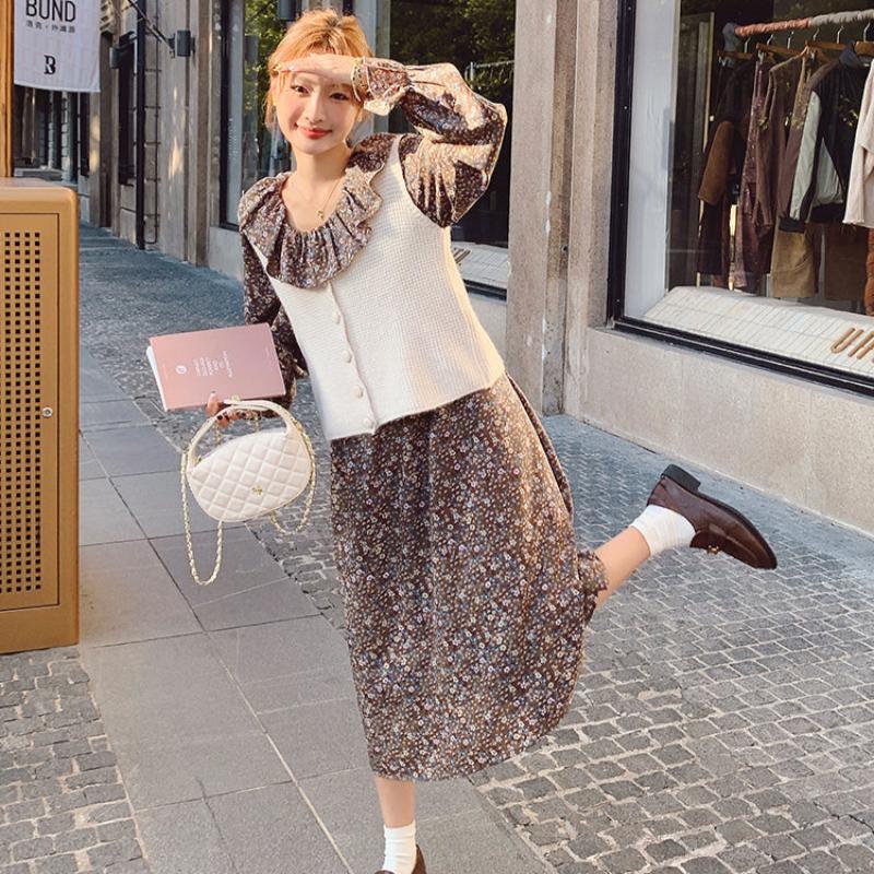 ノーカラーベスト×レトロフラワーワンピース