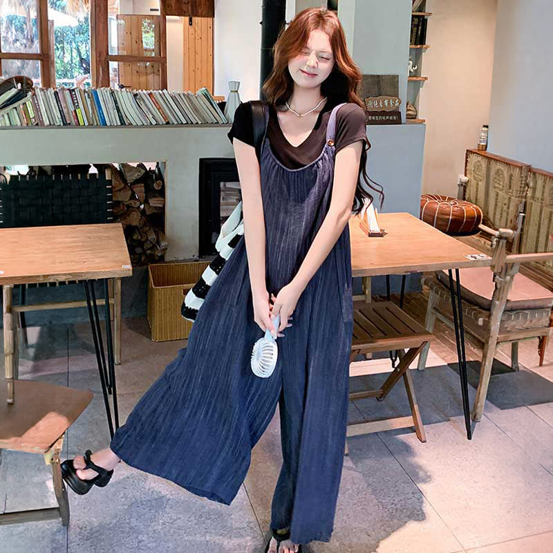 ブラックTシャツ×ストライプ風ワイドサロペットパンツ