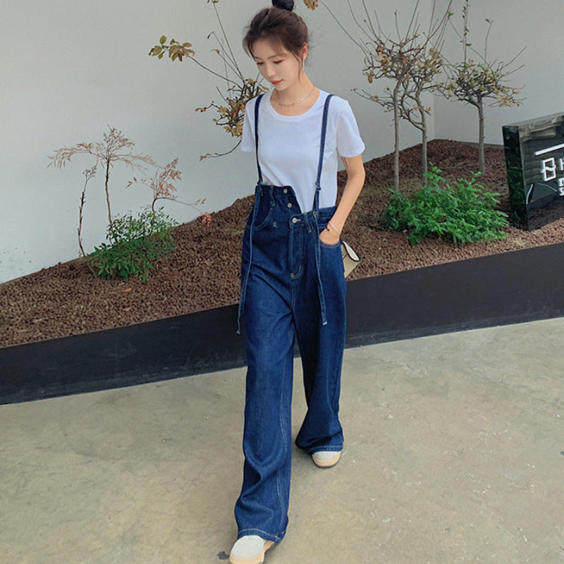 白Tシャツ×アシンメトリーデニムサロペット