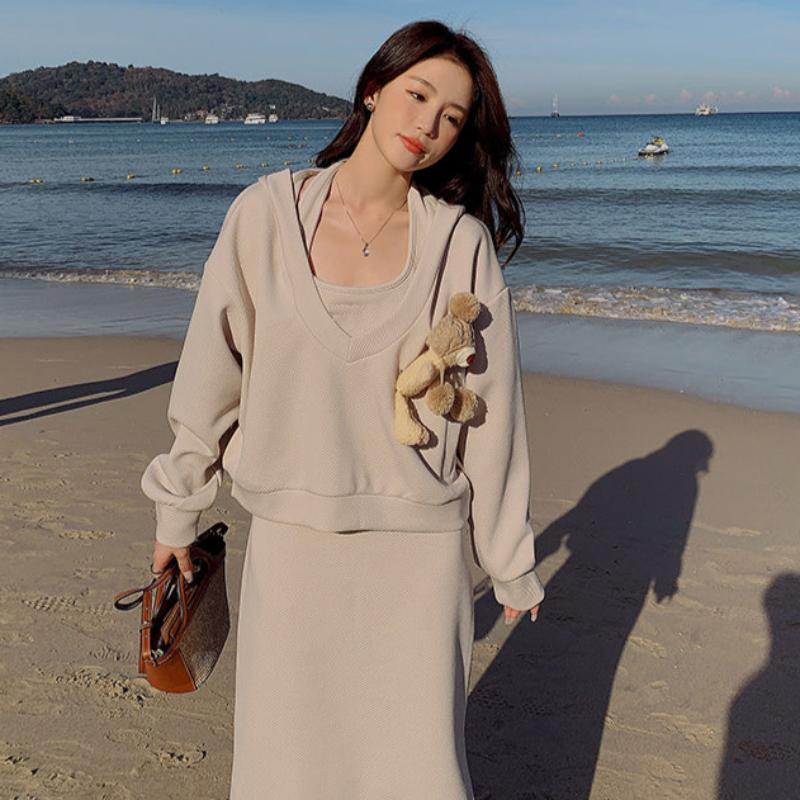 深Vネックフーディー×バックオープンキャミソールワンピース