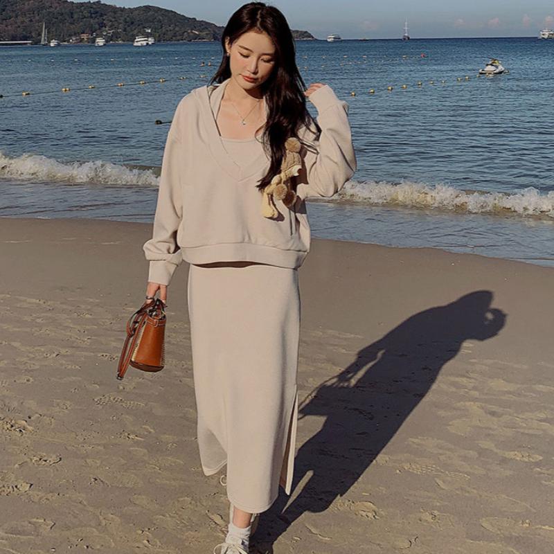 深Vネックフーディー×バックオープンキャミソールワンピース