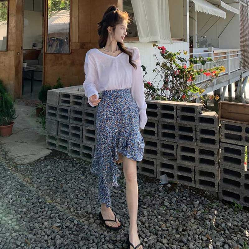 ホワイトTシャツ×アシメフラワースカート