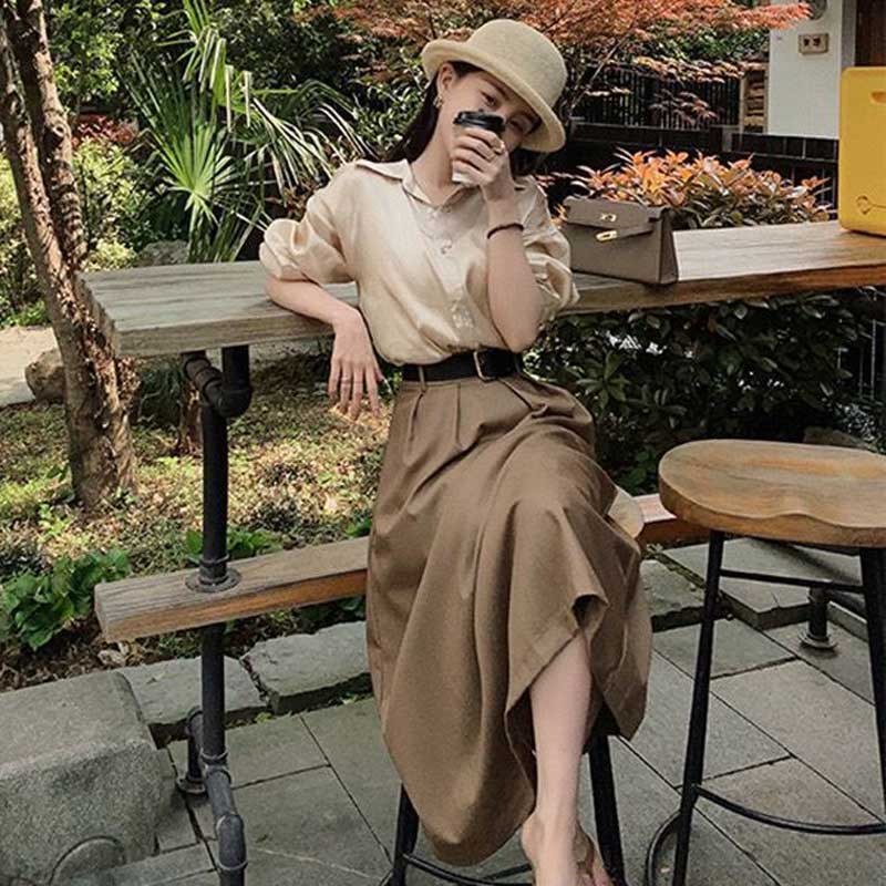 シャンパンカラーブラウス×フレアスカート