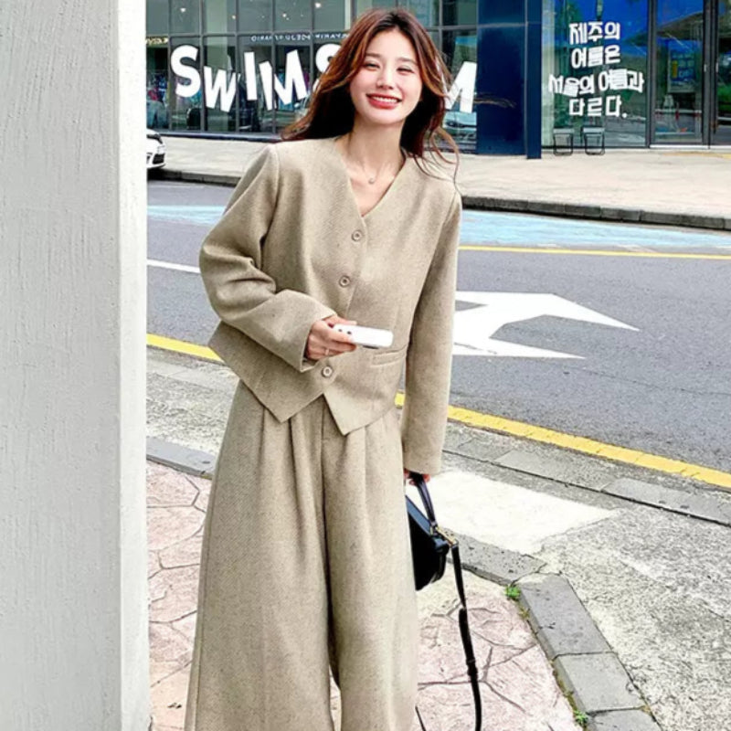 Vネックジャケット×ワイドレッグパンツ