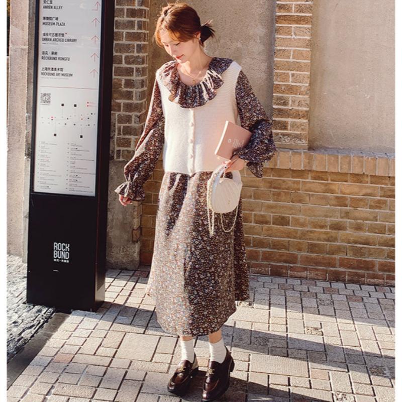 ノーカラーベスト×レトロフラワーワンピース