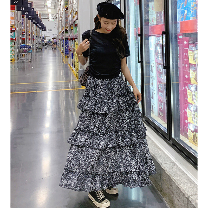 シンプルブラックTシャツ×マキシ丈フリルスカート