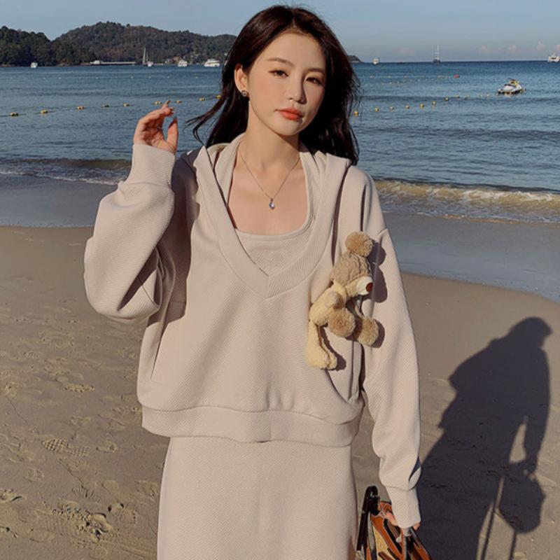 深Vネックフーディー×バックオープンキャミソールワンピース