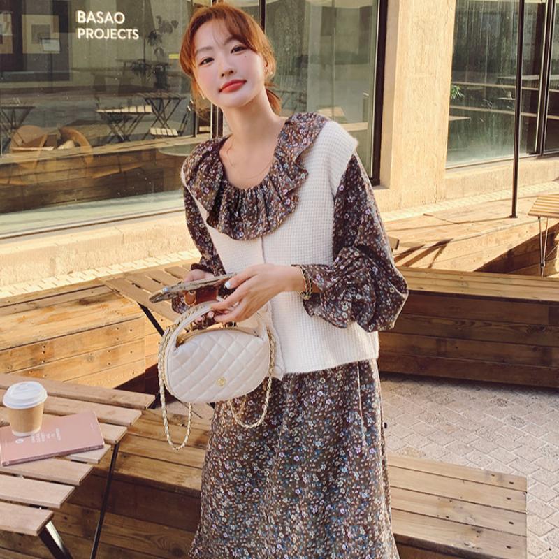 ノーカラーベスト×レトロフラワーワンピース