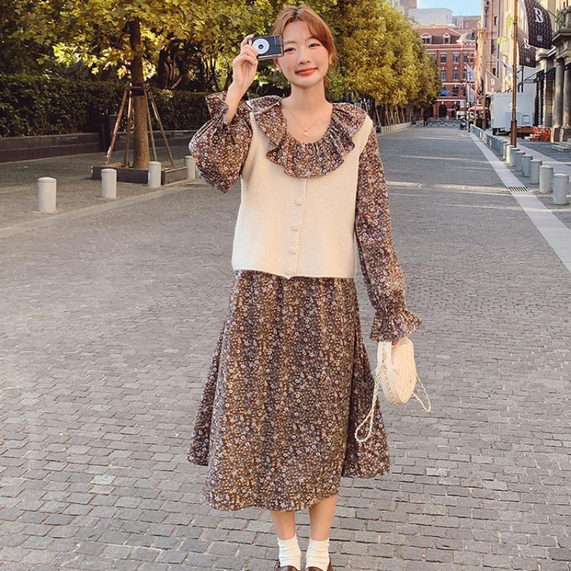 ノーカラーベスト×レトロフラワーワンピース