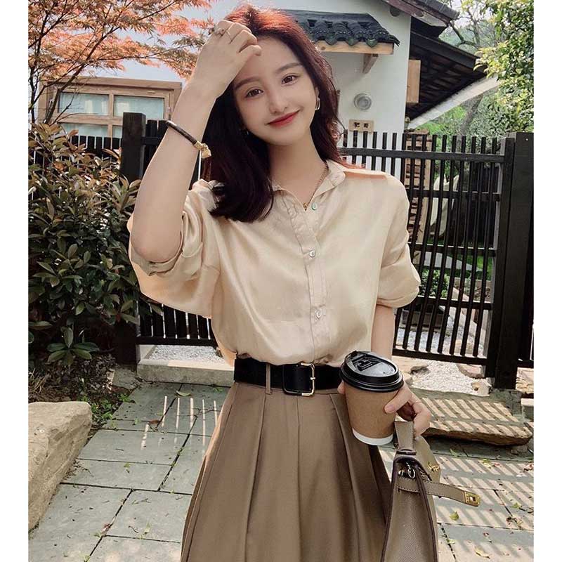 シャンパンカラーブラウス×フレアスカート