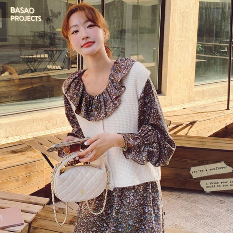 ノーカラーベスト×レトロフラワーワンピース