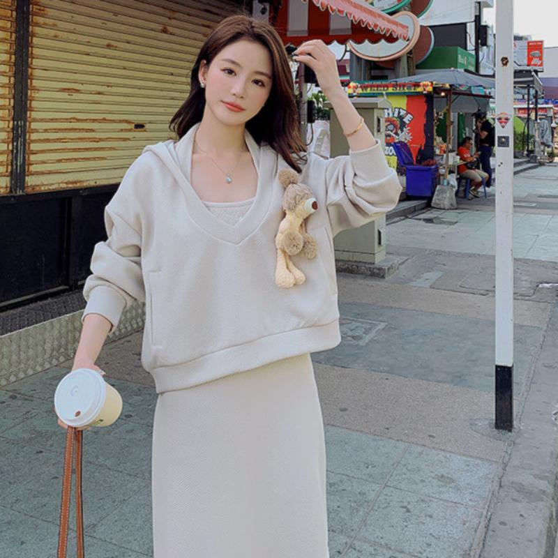 深Vネックフーディー×バックオープンキャミソールワンピース