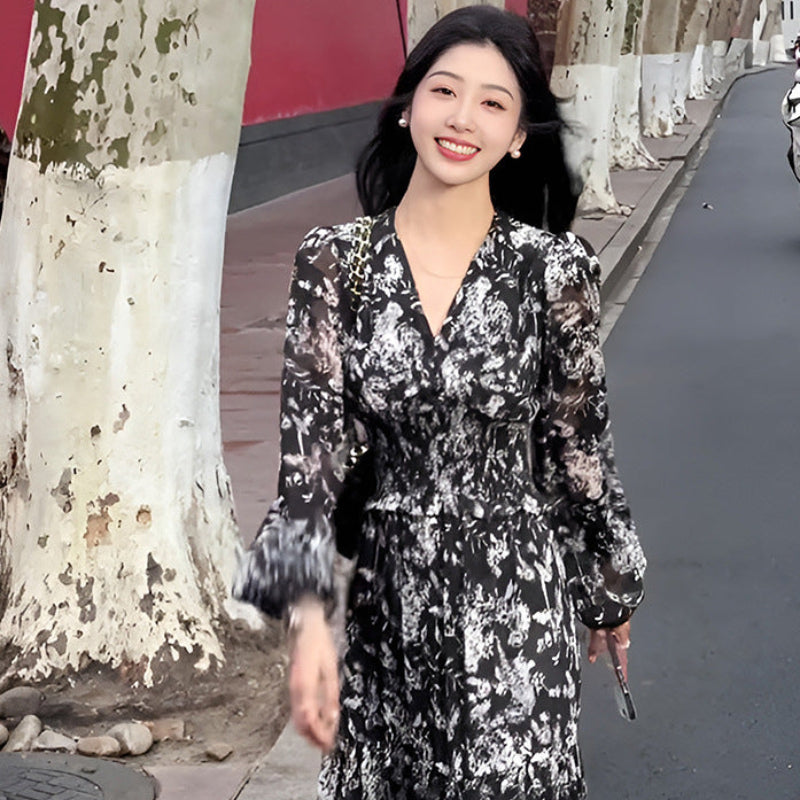 モノトーンフラワーVネックワンピース