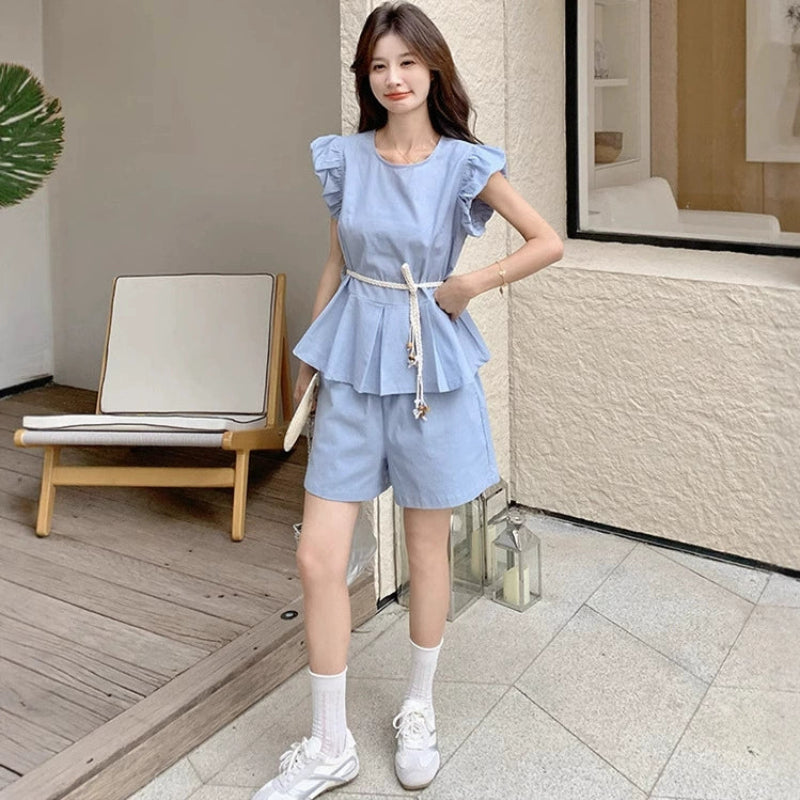 ライトブルーカットソー×ショートパンツ