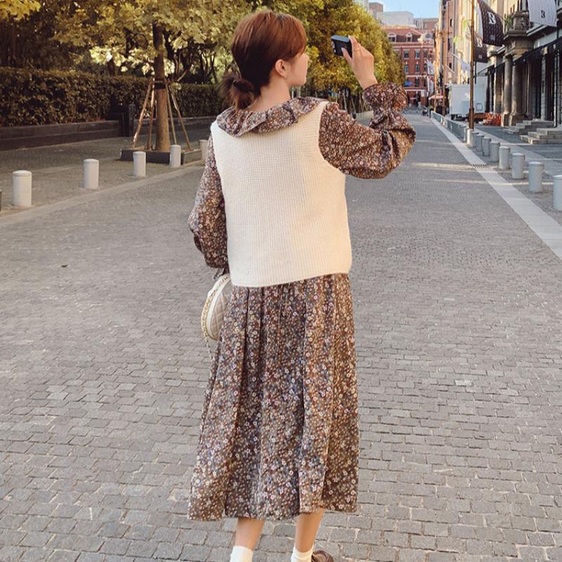 ノーカラーベスト×レトロフラワーワンピース