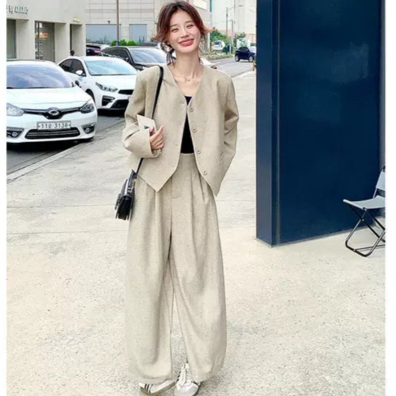 Vネックジャケット×ワイドレッグパンツ