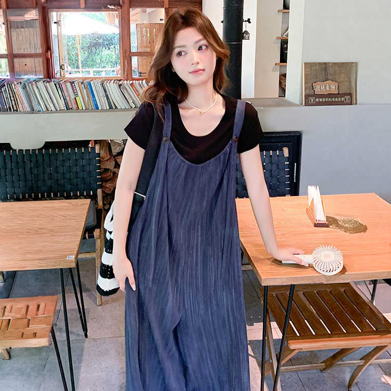 ブラックTシャツ×ストライプ風ワイドサロペットパンツ