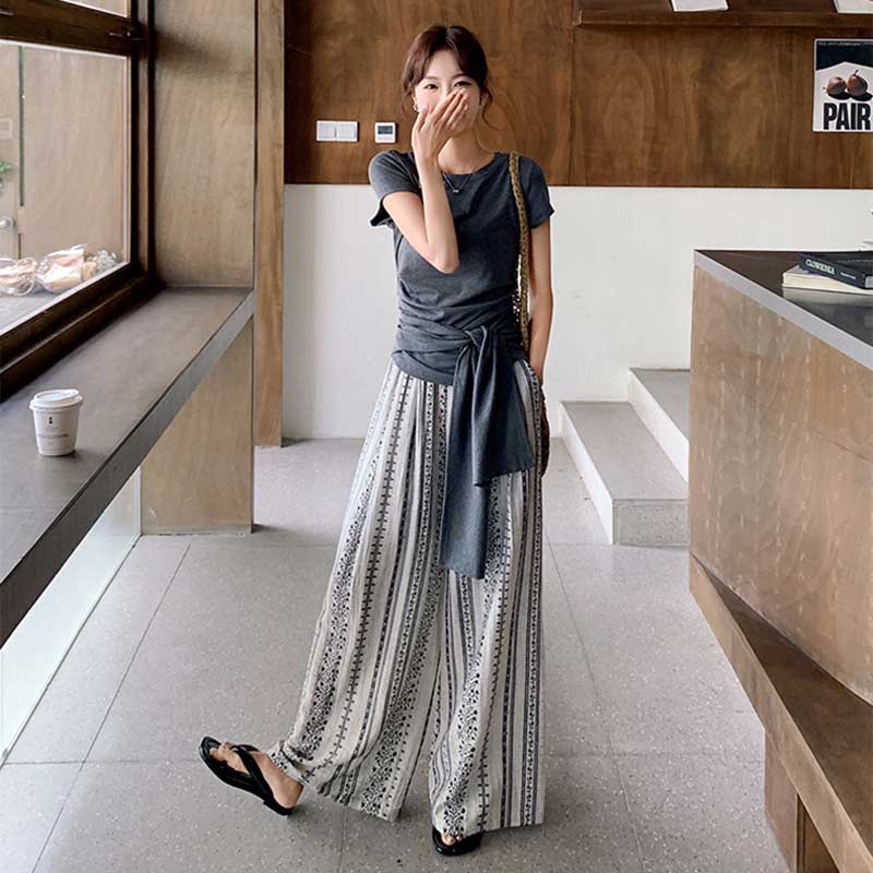 チャコールグレートップス×ストライプパンツ