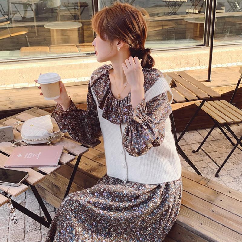 ノーカラーベスト×レトロフラワーワンピース