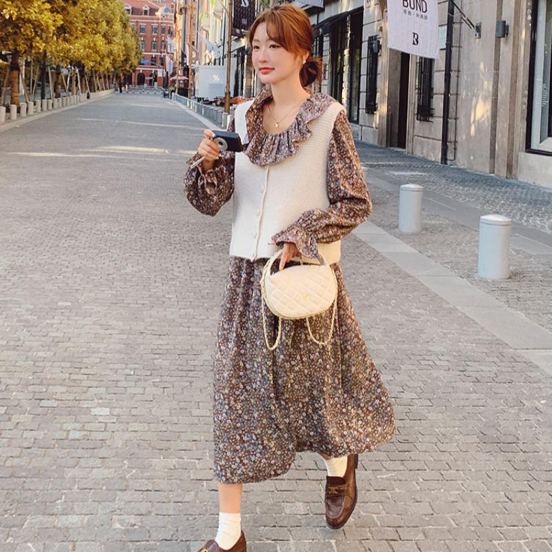 ノーカラーベスト×レトロフラワーワンピース