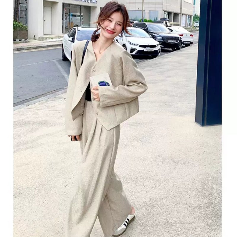 Vネックジャケット×ワイドレッグパンツ