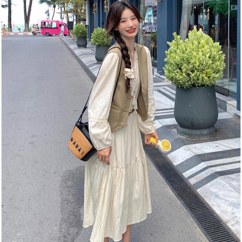 ショート丈ベスト×スタンドカラーワンピース