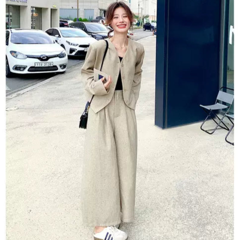 Vネックジャケット×ワイドレッグパンツ