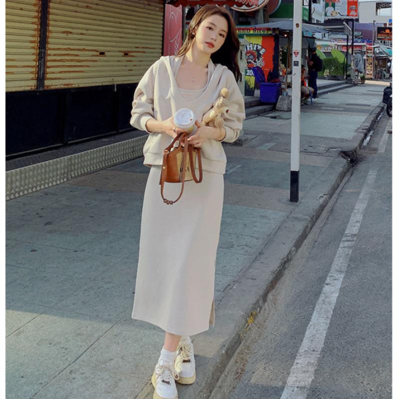 深Vネックフーディー×バックオープンキャミソールワンピース