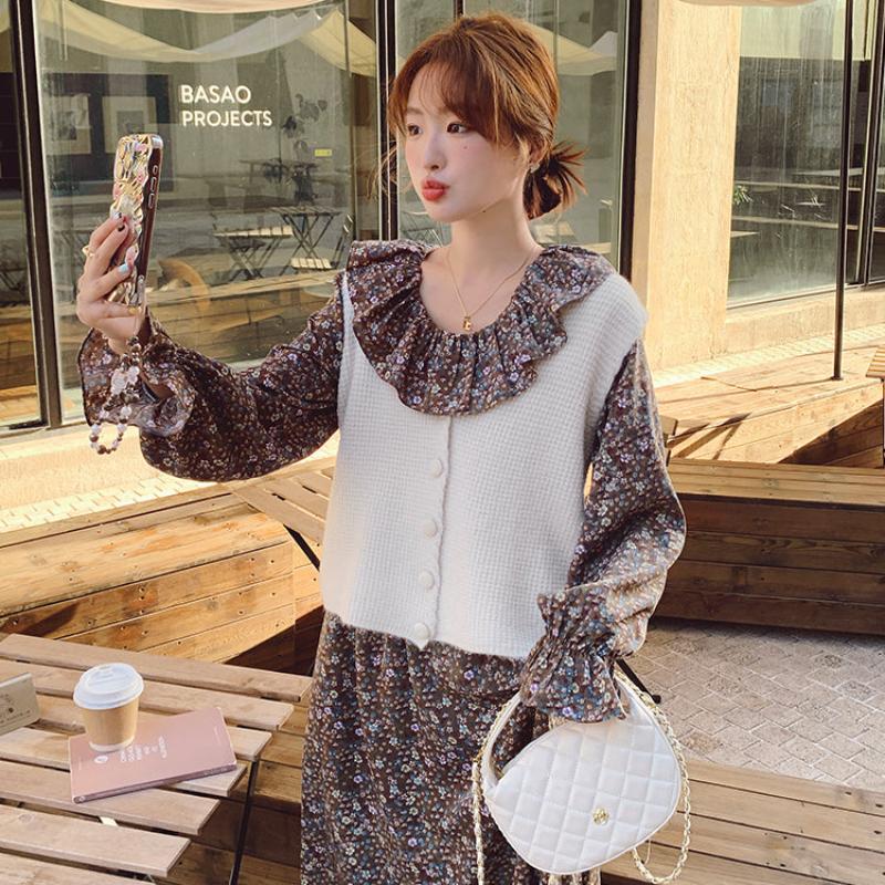 ノーカラーベスト×レトロフラワーワンピース