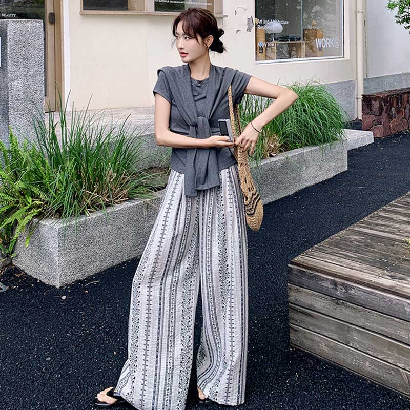 チャコールグレートップス×ストライプパンツ