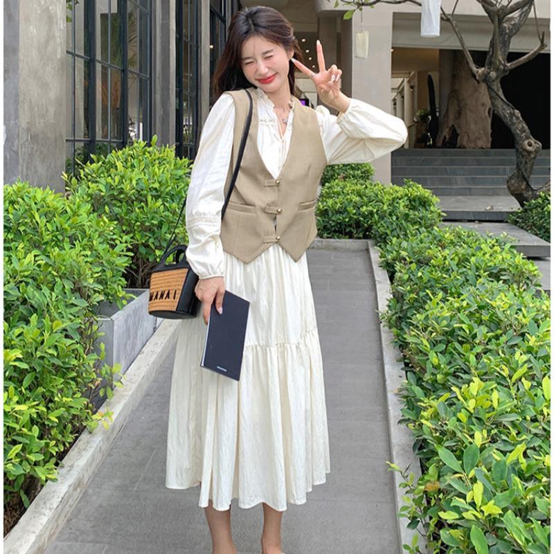 ショート丈ベスト×スタンドカラーワンピース