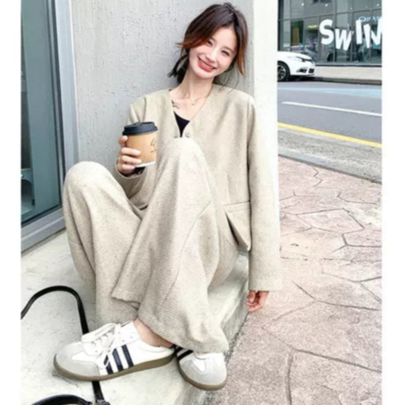 Vネックジャケット×ワイドレッグパンツ