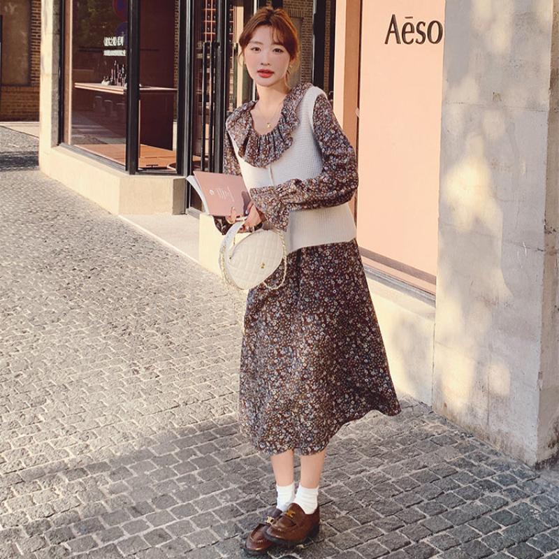 ノーカラーベスト×レトロフラワーワンピース