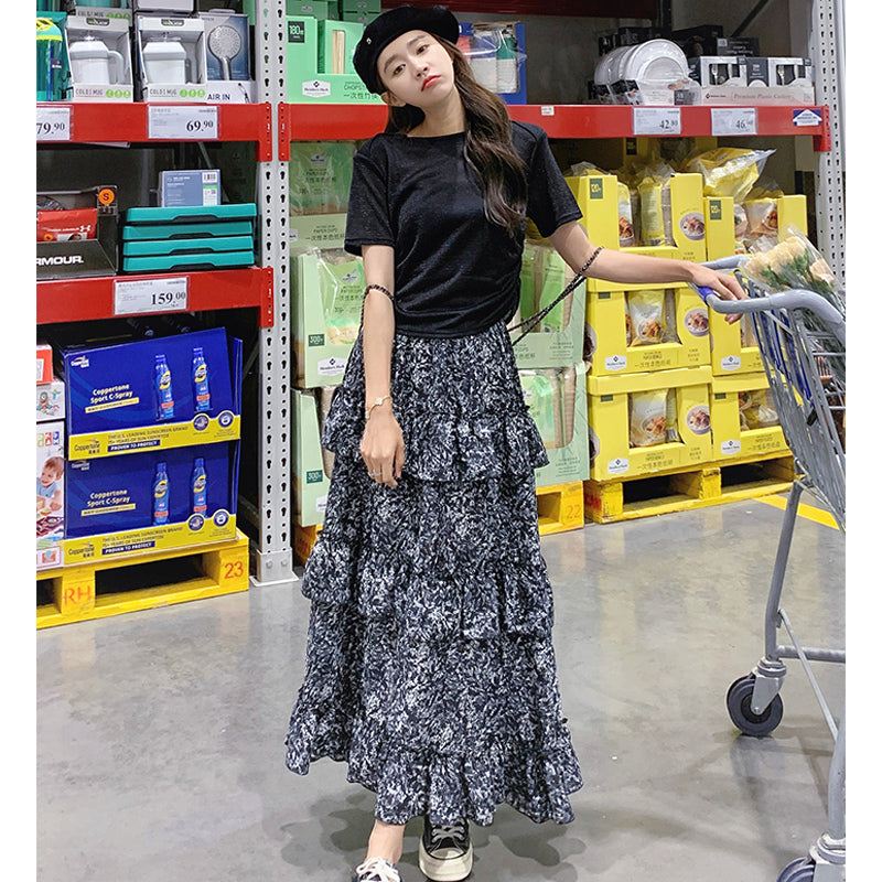 シンプルブラックTシャツ×マキシ丈フリルスカート