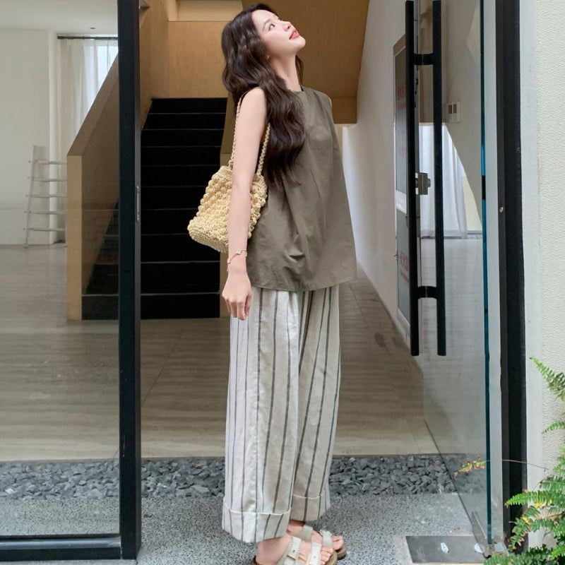 バックボタントップス×ストライプワイドパンツ