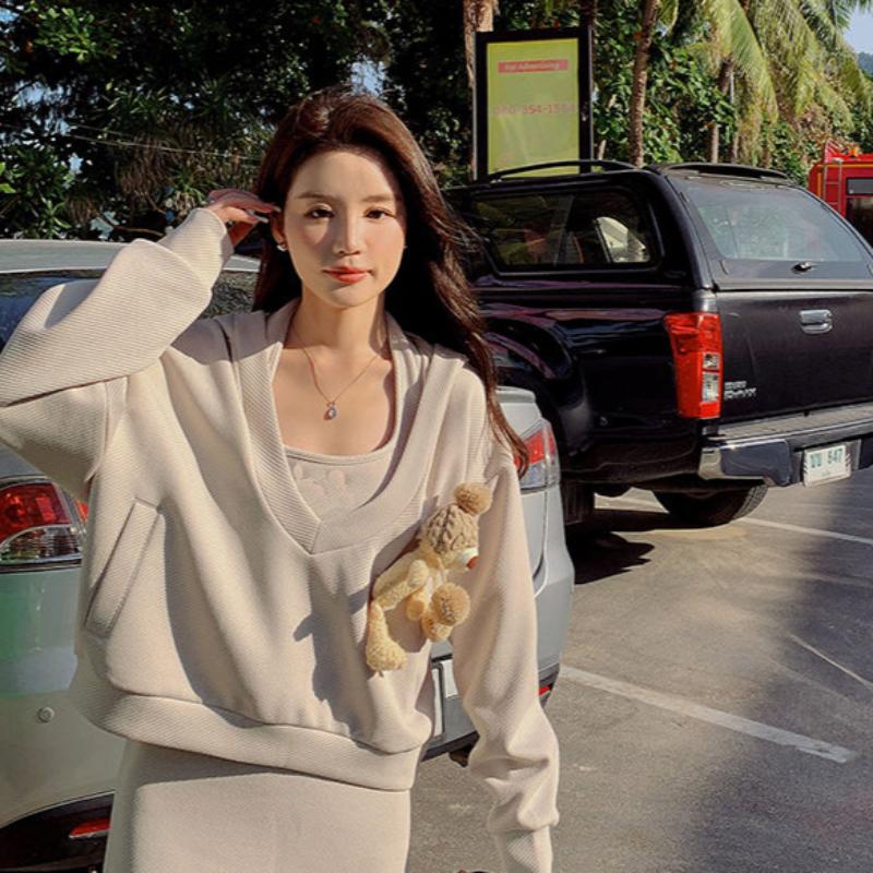 深Vネックフーディー×バックオープンキャミソールワンピース