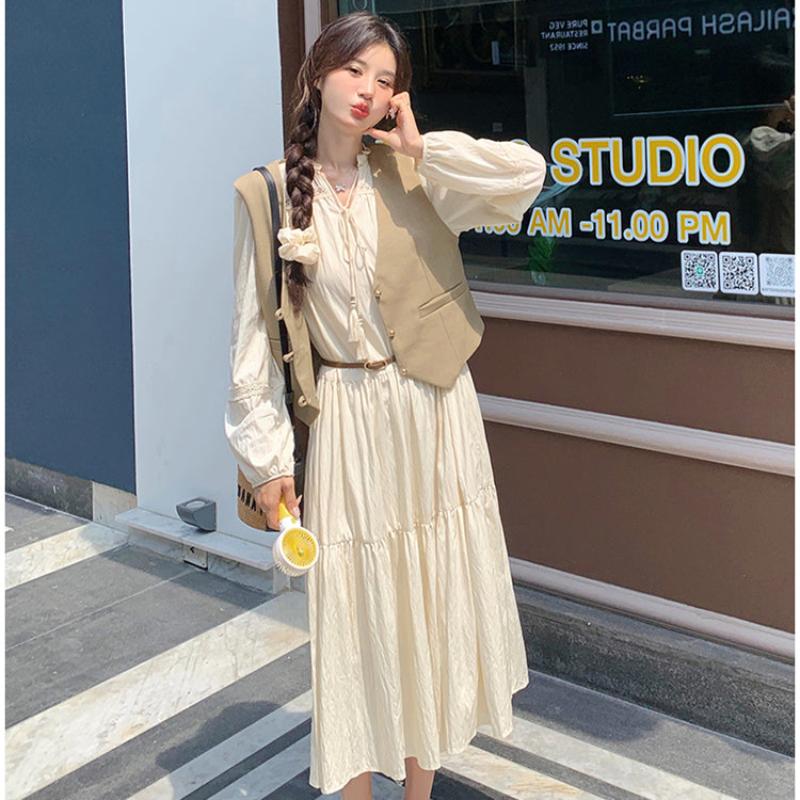 ショート丈ベスト×スタンドカラーワンピース