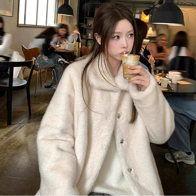 オフホワイトフェイクファーハーフコート