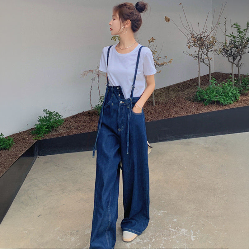 白Tシャツ×アシンメトリーデニムサロペット