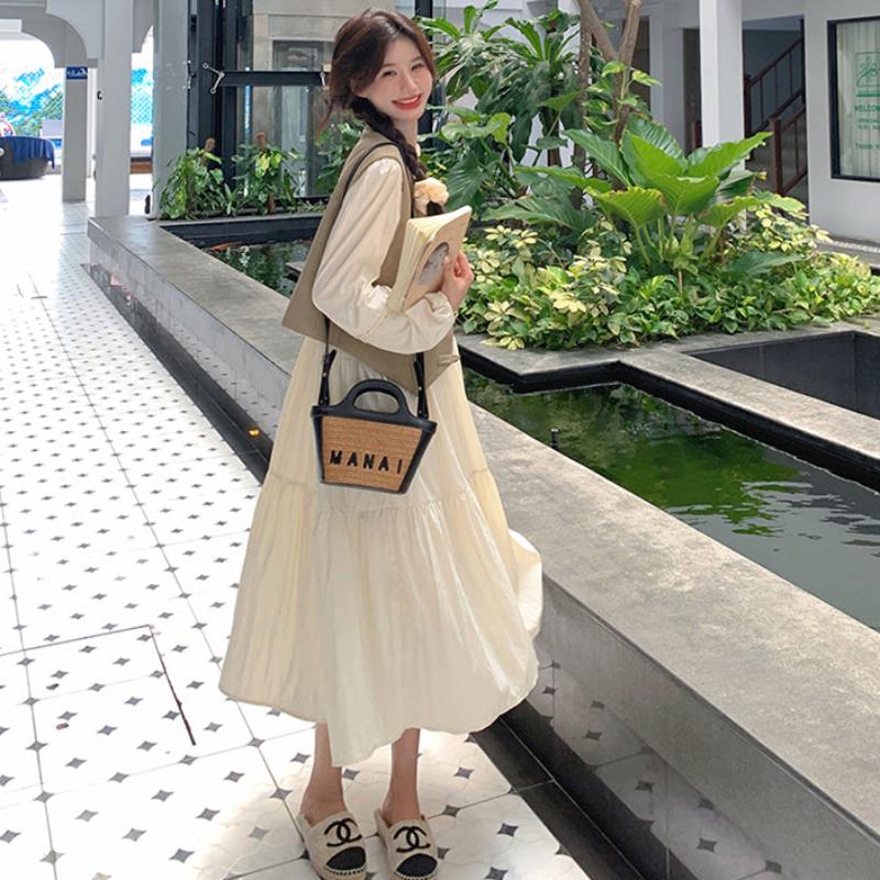 ショート丈ベスト×スタンドカラーワンピース