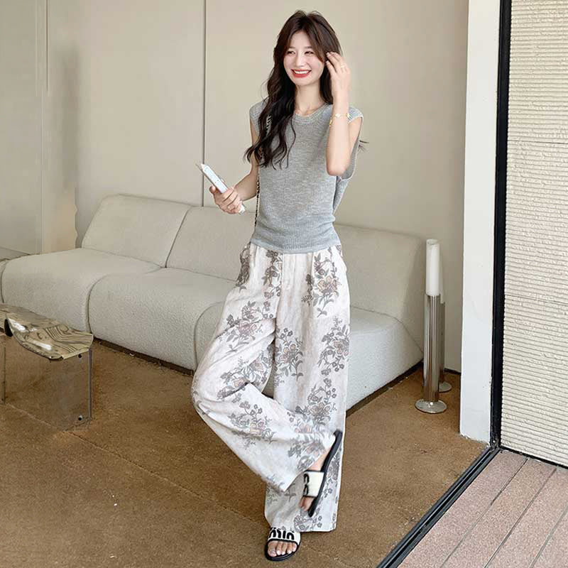 ノースリーブニット×ボタニカルワイドパンツ