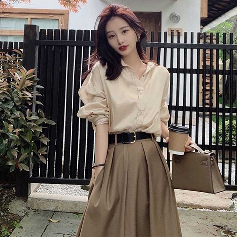 シャンパンカラーブラウス×フレアスカート