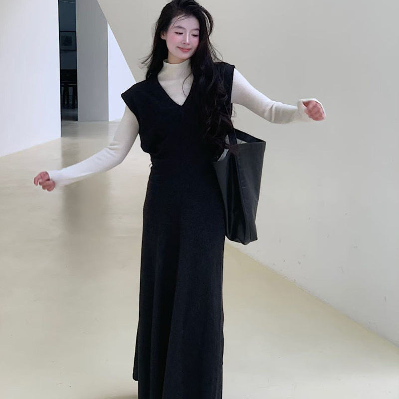 ハイネックトップス×Vネックワンピース