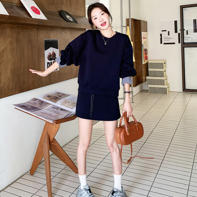 ネイビートップス×タイトミニスカート