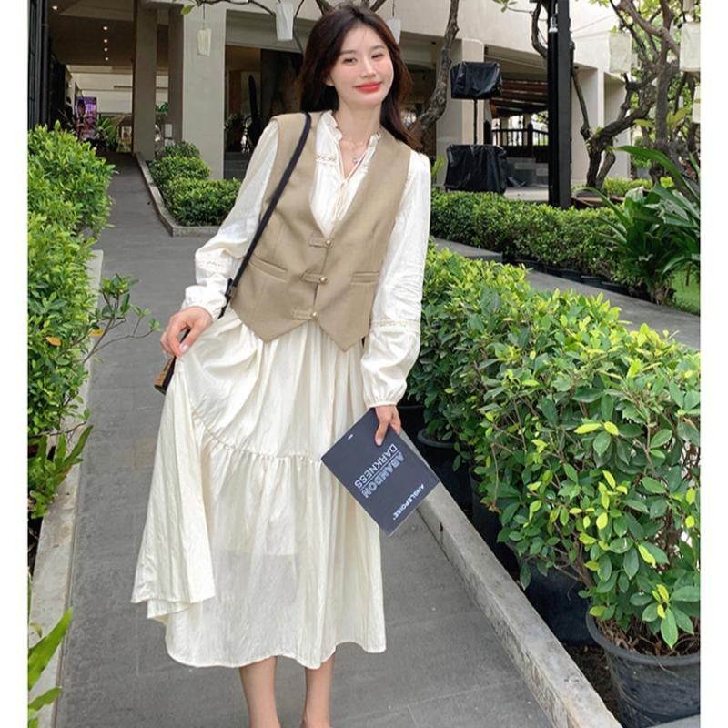 ショート丈ベスト×スタンドカラーワンピース