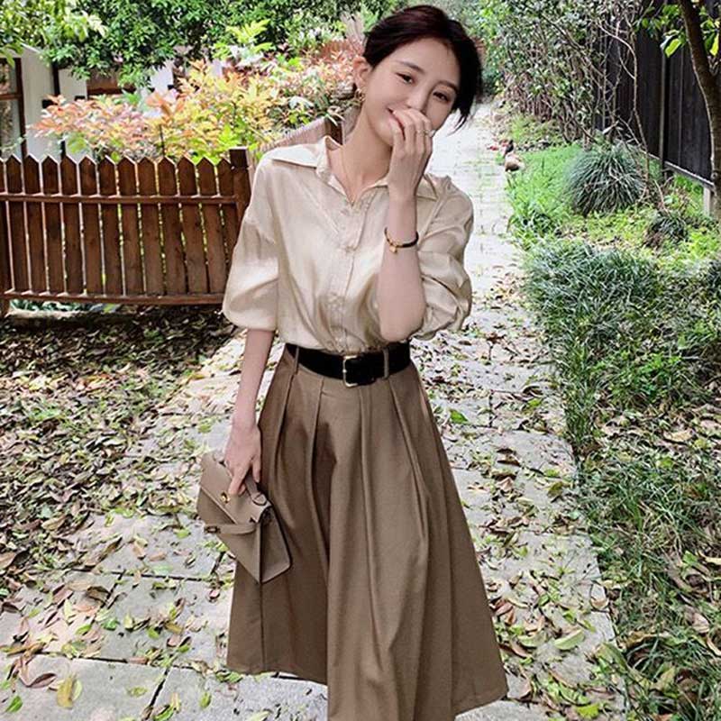 シャンパンカラーブラウス×フレアスカート